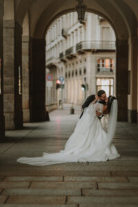 coppia di sposi che si bacia in centro a milano