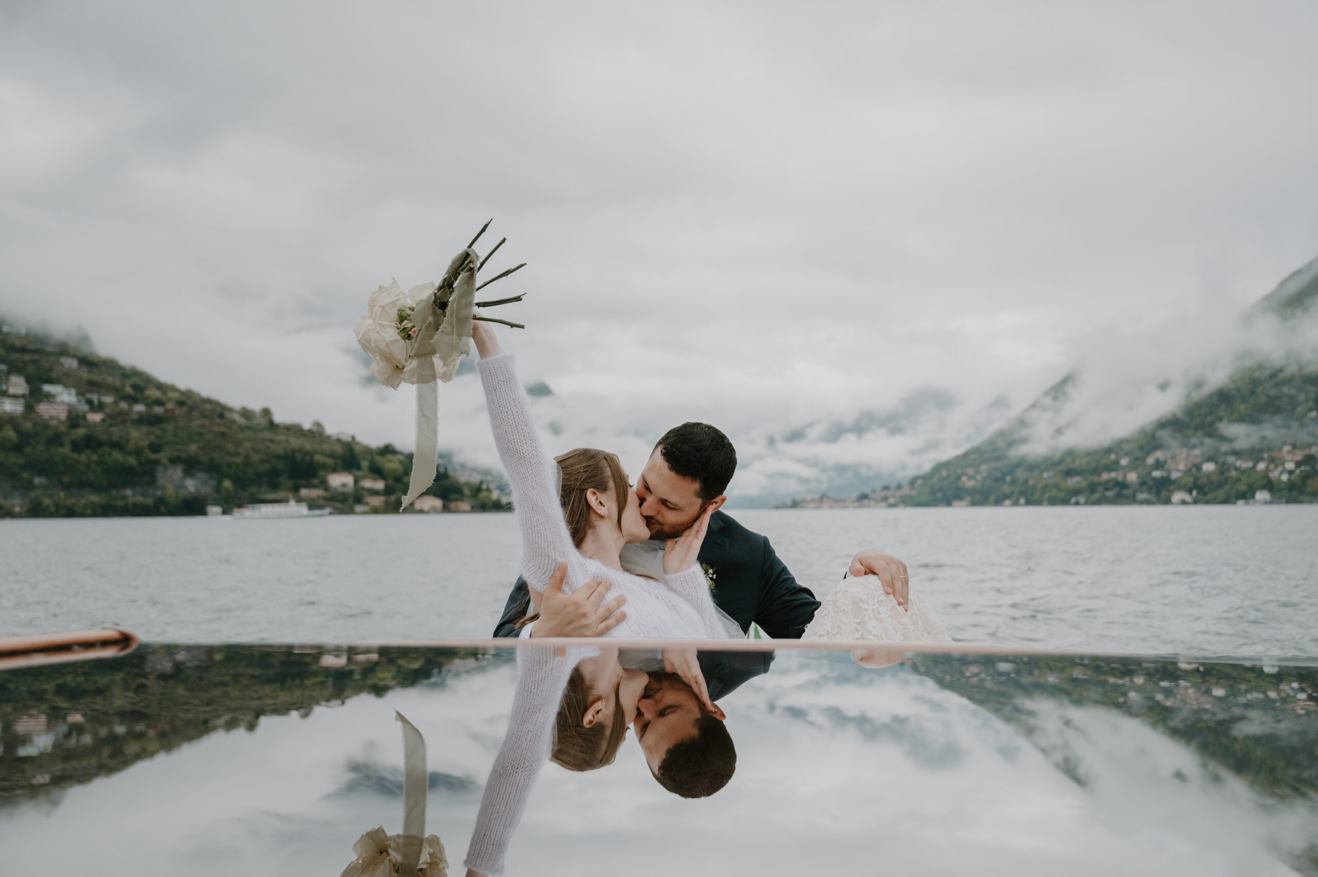 Carola e Matteo in motoscafo durante il servizio fotografico di matrimonio sul Lago di Como